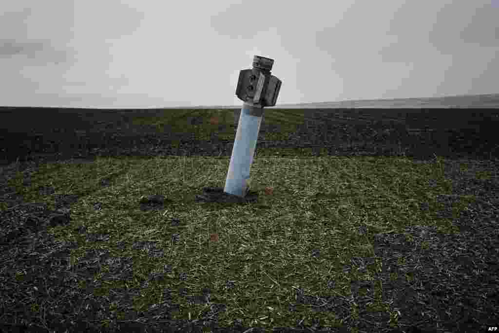 Не розірвана ракета у зораному полі поруч з селом Дмитрівка, Волноваського району Донецької області, 8 квітня 2015 року