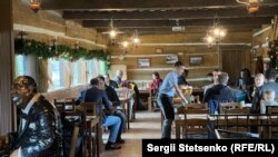 Під час обідньої перерви в ресторані майже немає вільних місць