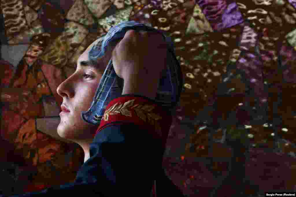 Старший офіцер 21 червня витирає піт з чола охоронця, який стоїть на варті біля меморіального комплексу Другої світової війни Мамаєв курган у Волгограді, Росія. (Reuters/Sergio Perez)