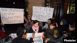 Молодые матери и беременные женщины протестуют перед резиденцией президента Армении