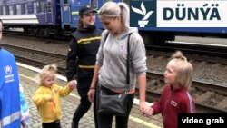 Kateryna çagalary bilen bilelikde günbatar Ukrainanyň Mukaçewo şäherine göçüp gelýär. 