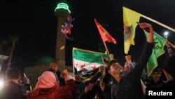 Жители Эль-Камышлы, фактической столицы Сирийского Курдистана, празднуют подписание соглашения с новыми властями в Дамаске. 10 марта 2025 года