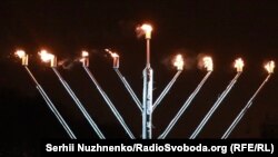 Підлітки залазили на ханукію, один з них запалив смолоскип і кинув його донизу (фото ілюстративне)