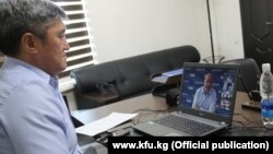 Кыргызстандын футбол бирикмесинин президенти Канат Маматов ФИФАнын президенти Жоани Инфантино менен онлайн конференция учурунда. 4-август, 2020-жыл.