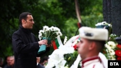 Кметът на София Васил Терзиев поднася цветя на паметника на „Св. св. Кирил и Методий“ пред Националната библиотека по повод 24 май