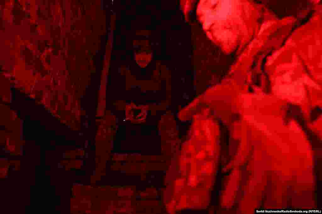 Нас зустрічає маленький бліндаж, де підрозділ мінометників 49-го ОШБ &laquo;Карпатська Січ&raquo; на Торецькому напрямку перебуває на чергуванні: двоярусне ліжко, декілька стільців, планшет, &laquo;старлінк. Усі хлопці-мінометники &ndash; мобілізовані, здебільшого працювали у будівельній сфері &nbsp;