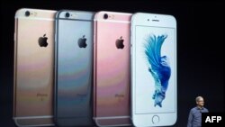 Apple компаниясынын аткаруучу директору Тим Кук коомчулукка iPhone 6s смартфонун көрсөтүүдө. Сан Франциско,  9-сентябрь 2015