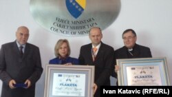 Dobitnici prizanja, veleposlanici Miroslav Mojžita i Urlike Maria Knotz, te kardinal Vinko Puljić na uručivanju priznanja, Sarajevo, maj 2012.