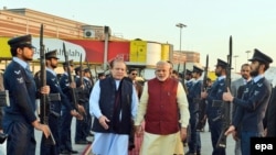 Индия премьер-министри Нарендра Модини (оң жакта) Пакистан премьер-министри Наваз Шариф күтүп алууда. Пакистан, Лахор аба бекети. 25-декабрь, 2015-жыл