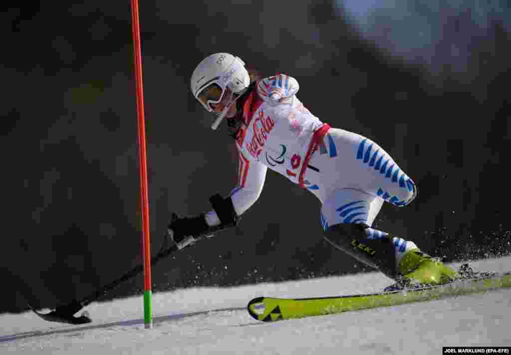 Стефані Джальен з США змагається у супер-комбінації (гірськолижний спорт)