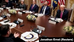 Президент США Дональд Трамп встретился с президентом Украины Владимиром Зеленским в комнате Кабинета министров Белого дома в Вашингтоне, 17 октября 2025 года