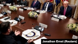 Президент США Дональд Трамп зустрівся з президентом України Володимиром Зеленським в кімнаті Кабінету міністрів Білого дому у Вашингтоні, 17 жовтня 2025 року