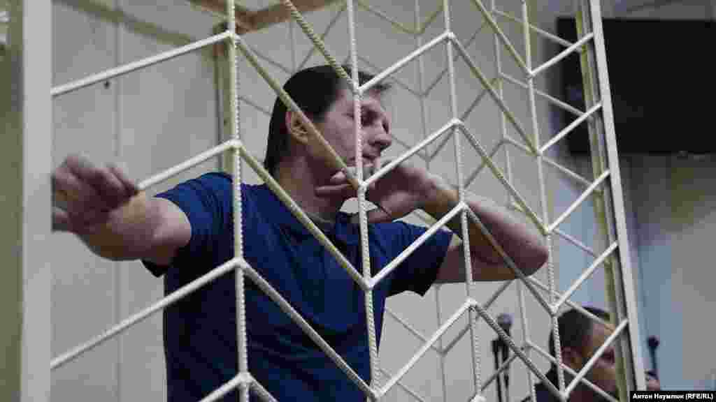 Açlıq greviniñ elli sekizinci kününde Baluh arhiyepiskop Klimentni diñlep, biraz peksimet aşamağa ve kisel içmege razı oldı