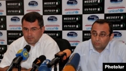 Армен Мартиросян («Наследие») и Арцвик Минасян (АРФД) на пресс-конференции, Ереван, 26 июля 2011 г.