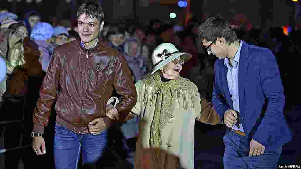 Камал театры каршында яңа сезон ачу тантанасы. Рауза Хәйретдинова.