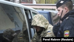 Ukrain deñizcilerden birisini Aqmescitte maheme binasından çıqaralar, 2018 senesi, noyabr 27
