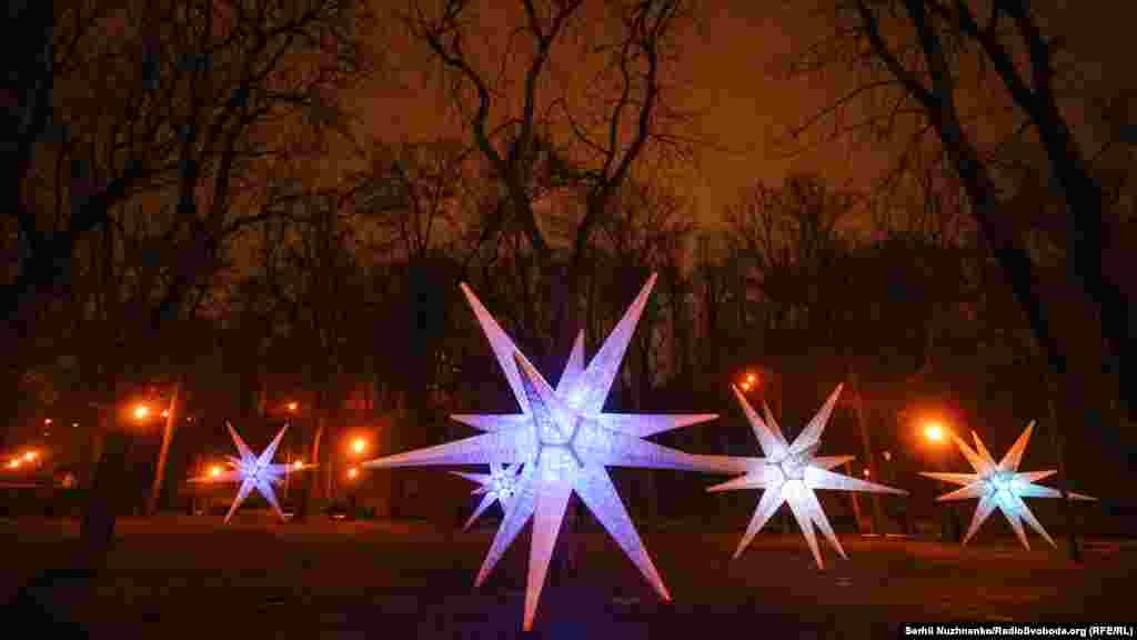 Парк &laquo;Володимирська гірка&raquo;.&nbsp;Святковий настрій тут створюють магічні інсталяції на газонах