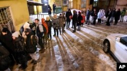 Ռուսաստան - Բորիս Նադեժդինի օգտին ստորագրություն տալու հերթ Սանկտ Պետերբուրգում, հունվար, 2024թ.