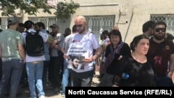 Главред "Черновика" Маирбек Агаев (с плакатом)