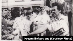 Иртәнге якта мине креслога утыртып сессия залына кертеп куйганнар иде