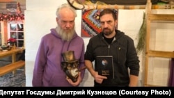 Художник Василий Слонов и депутат Госдумы Дмитрий Кузнецов, декабрь 2024 года.