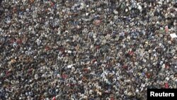 Египет – Демонстранты на каирской площади Тахрир готовятся к пятничной молитве, 4 февраля 2011 г. 