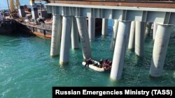 Рятувальники на місці падіння автобуса в море, Краснодарський край, Росія, 25 серпня 2017 року