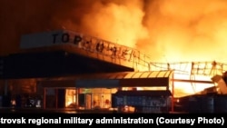 Ռուսական հարվածի հետևանքով այրվող առևտրի կենտրոն Դնեպրոպետրովսկում, հուլիսի 26, 2025թ. 