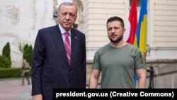 Ukrainian President Volodymyr Zelenskiy (right) and Turkish President Recep Tayyip Erdogan meet in Lviv in August 2022.