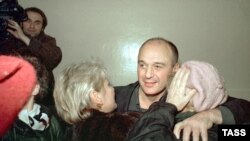 Брий Шутов әйелі және жақындарымен соттың  дереу босату туралы қаулысына қуанып тұр. Бірер сәттен кейін Шутовты СОБР қызметкерлері күштеп ұстап әкеткен еді. 