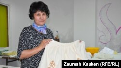 Ұлболсын Бақтығалиқызы жібек матаға киізден оюлаған киімін көрсетіп тұр. Алматы, 26 сәуір 2013 жыл.                          