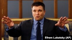 «Якщо керуватися такою логікою, треба випускати злочинців з в’язниць, бо це лінія поділу в суспільстві», сказав Павло Клімкін