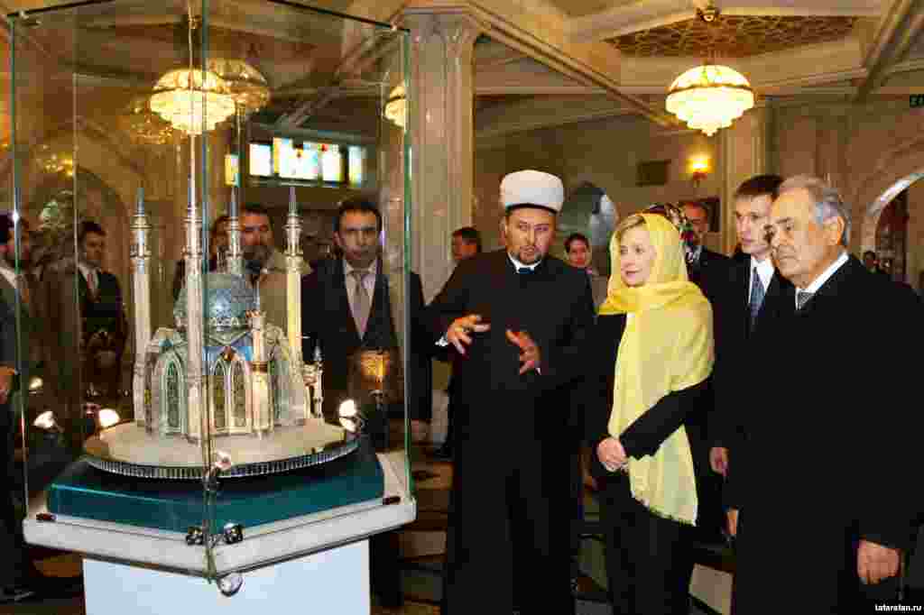 14 октябрьдә Казанда АКШ дәүләт секретаре Һиллари Клинтон булып китте. Ул Казан дәүләт университетында, Кол Шәриф мәчетендә, Благовещение чиркәвендә булды, җәмәгатьчелек вәкилләре, Татарстан президенты Миңтимер Шәймиев белән очрашты.