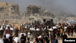 فلسطینی‌هایی که کمک دریافت کرده‌اند در بیت لاهیا دیده می‌شوند