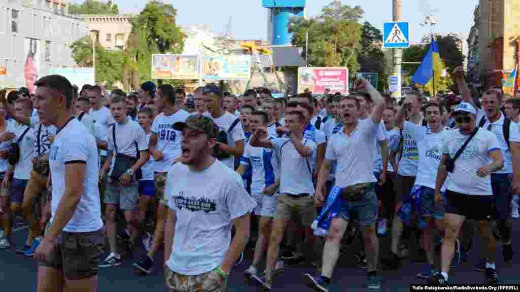 Фанати скандують гасла обох клубів, співають упівських пісень