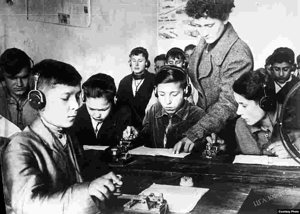 Байланыш мектебинин алдында уюштурулган курс.