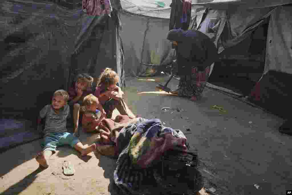 عبیر هر روز شن و خاک کف چادر را می‌روبد و چون از روز قبل غذایی باقی نمانده، برای گدایی صبحانهٔ خانواده بیرون می‌رود. گاهی همسایه‌ها یا رهگذران عدسی می‌دهند، گاهی هم هیچ‌چیز گیر نمی‌آورد.