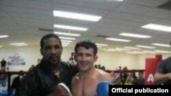 Боксчи Баходир Мамажонов тренери Кен Ричардсон билан.