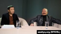 AzattyqLIVE студиясында отырған «Қазақ елі» сериалының сценарий  авторы Смағұл Елубай мен Азаттық журналисі Қасым Аманжол. Алматы, 29 қаңтар 2016 жыл. 
