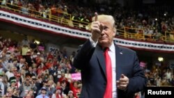 Дональд Трамп Теннесси штатындагы үгүт  митингде. 4-ноябрь, 2018-жыл. 