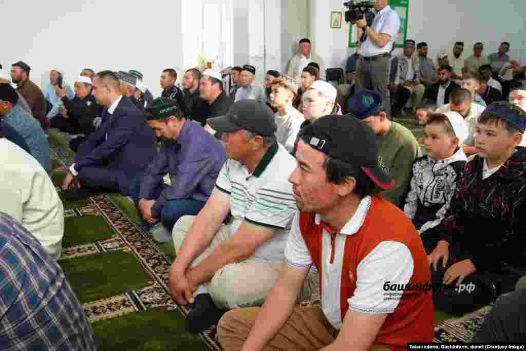 Башкортстанның Хайбулла районы Акъяр авылында "Җәмигъ" мәчетенә бәйрәм намазына җыелган халык