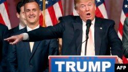 دونالد ترامپ (راست) در کنار یکی از مدیران کارزار انتخاباتی‌اش، کوری لوئنداوسکی، که او هم سابقه خوبی در برخورد با رسانه‌ها ندارد.