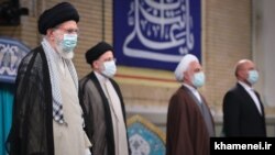 رهبر جمهوری اسلامی و سران قوای سه‌گانه در مراسم تنفیذ حکم ابراهیم رئیسی در مردادماه ۱۴۰۰