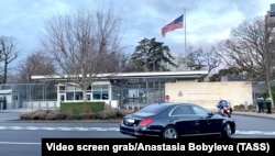 Прибуття російської делегації на переговри у представництво США у Женеві