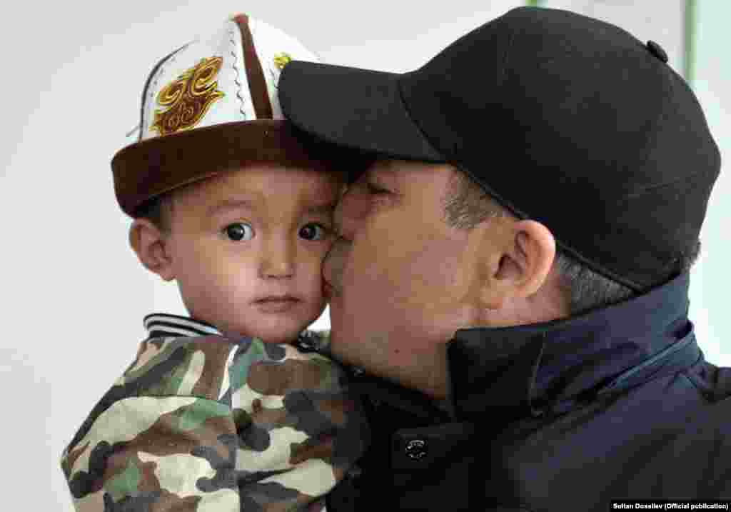 Алай аймагына көчүп келген памирлик кыргыздар менен жолугушуу. Талды-Суу айылы, 4-апрель, 2021-жыл.