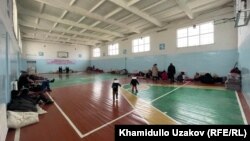 Часть эвакуированных жителей Баткенской области в спортивном зале. 28 января 2021 года. 