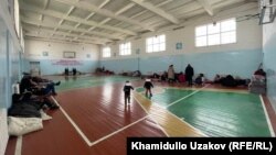 Баткендеги убактылуу жайга жайгашкан тургундар.