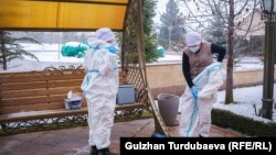 Коронавирусту аныктаган мобилдик топ. Иллюстрациялык сүрөт.