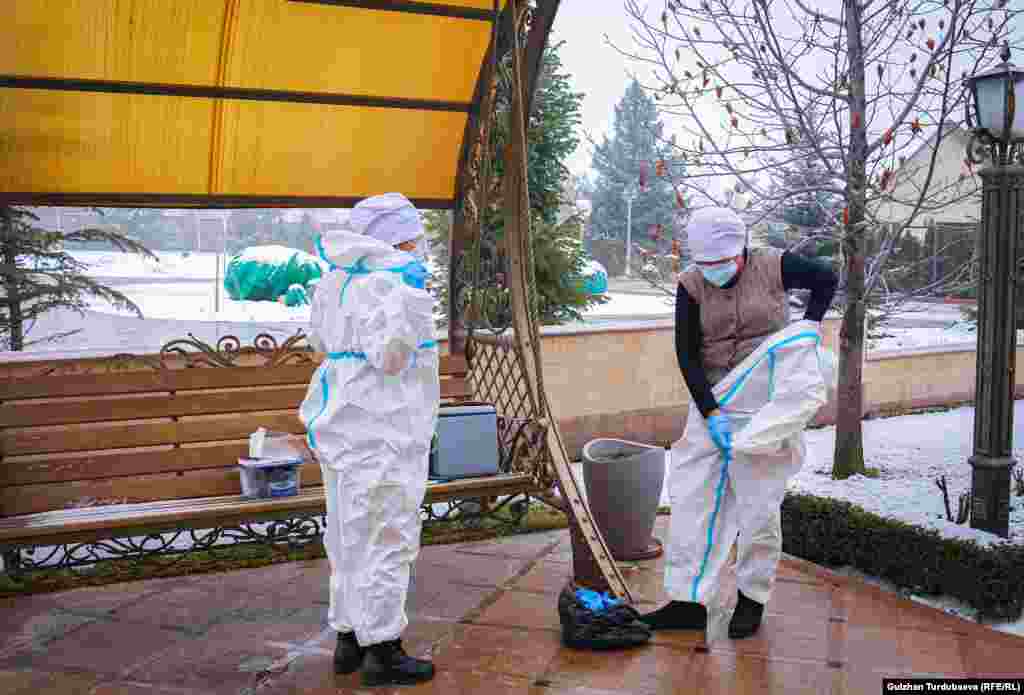 Мобилдик топ бир күндө 20дан ашык бейтаптын үйүнө барып ПЧР-тест алып, абалына көз салып, кеңештерди берип кайтат. Ар бир үйдөн чыккандан кийин коргонуучу каражаттарын чечип, атайын баштыкчага салып алып кетишет.&nbsp; &nbsp;