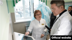 Жанна Карунас һәм Башкортстан башлыгы Радий Хәбиров Иглин хастаханәсендә